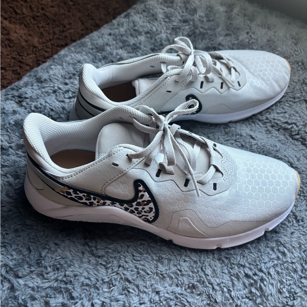 Nike White and Black Patterned Sneakers